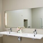 Guide pratique pour remplacer les LED d'un miroir de salle de bain : méthodes, outils indispensables et conseils utiles